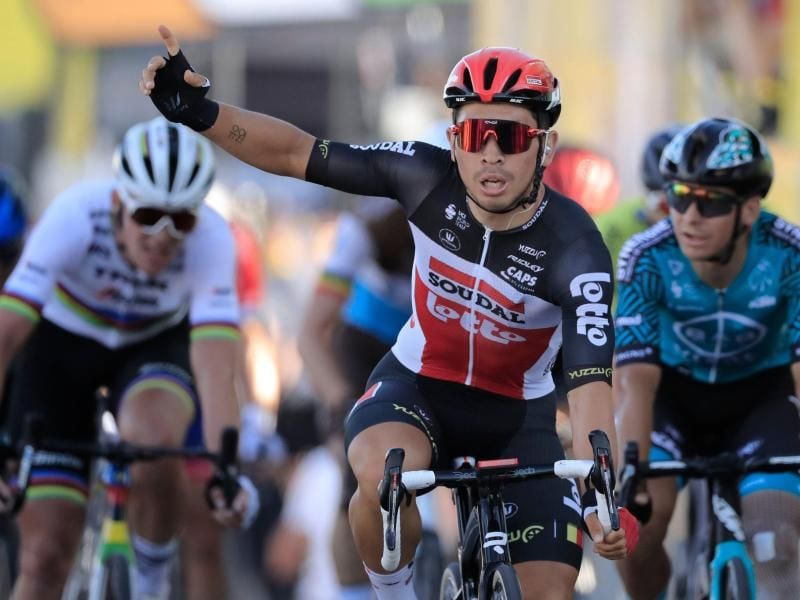 Der Australier Caleb Ewan vom Team Lotto–Soudal feiert die Überquerung der Ziellinie. Foto: Christophe Petit Tesson/AFP/dpa