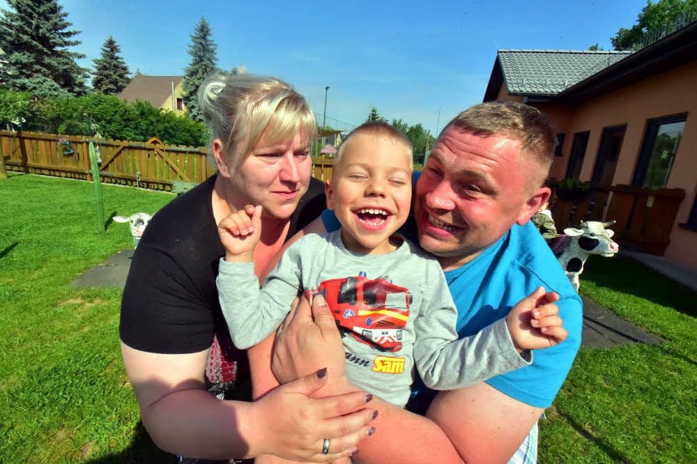 Der schwer kranke Ben-Luca bekommt einen Traum erfüllt. Seine Eltern Kathleen und Thomas Tondock können ihm durch eine Spendenaktion eine Delfin-Therapie ermöglichen.