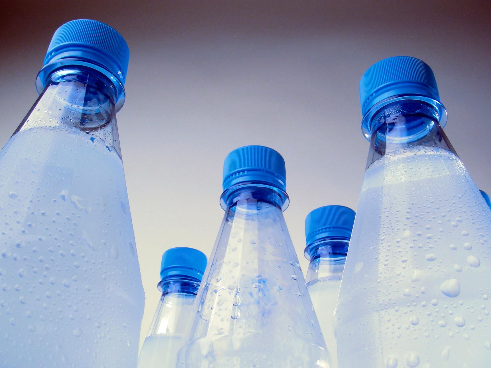 Mineralwasser aus Kunststoffflaschen schmeckt nicht immer gut.