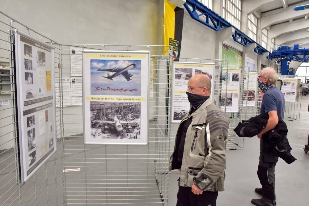 Besucher der Ausstellung über den ersten deutschen Passagierjet im Technikmuseum