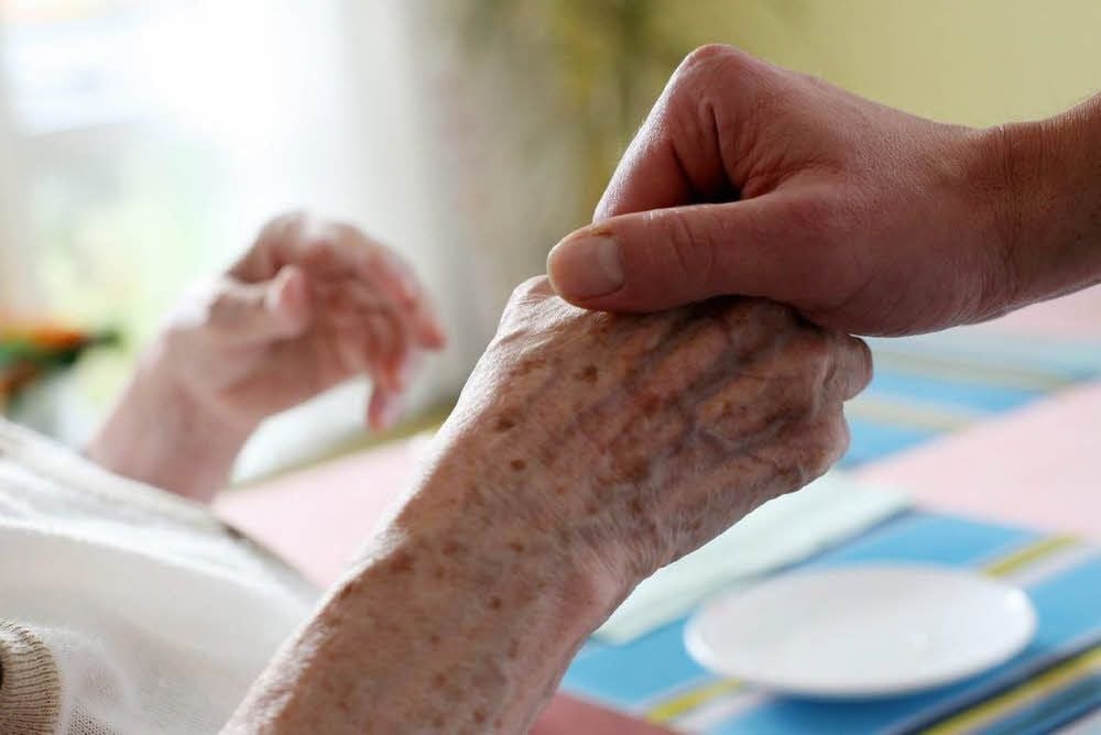Die Hospizhelfer spenden den Schwerkranken Zeit und hören ihnen zu.