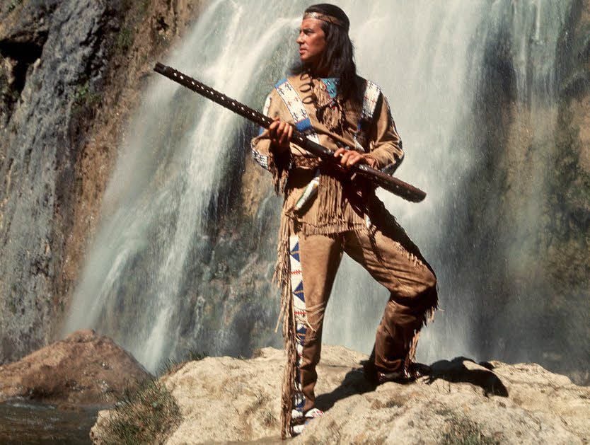 Pierre Brice wurde als Apachen-Häuptling Winnetou bekannt. Nun wurden in Berlin Raritäten aus seinem Nachlass versteigert.