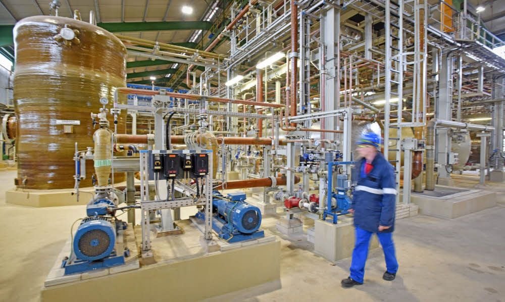 Im Zellensaal des Bitterfelder Werkes wird unter hohem Energieeinsatz mit Salzsole in Chlor, Natronlauge und Wasserstoff erzeugt.