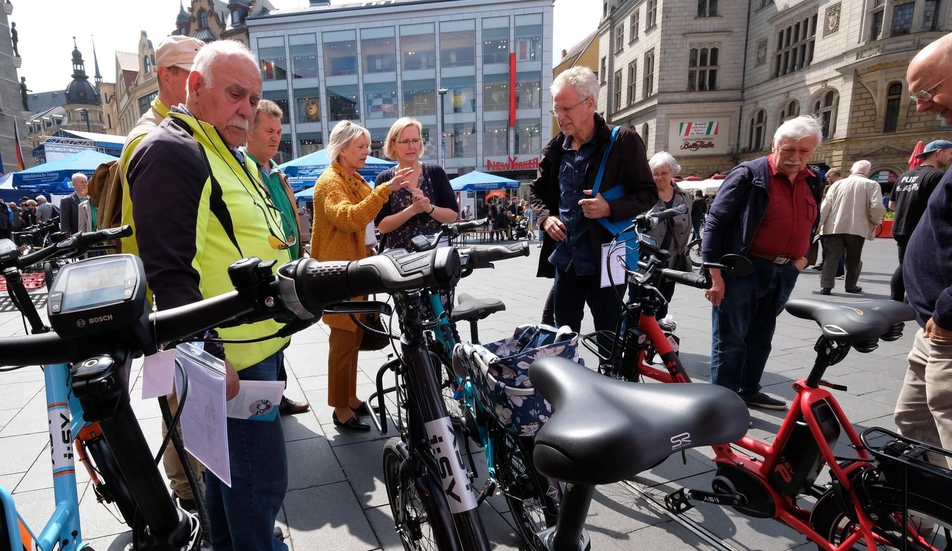 Besucher informieren sich auf der MZ-Velo-Messe über die neusten Fahrrad-Trends.