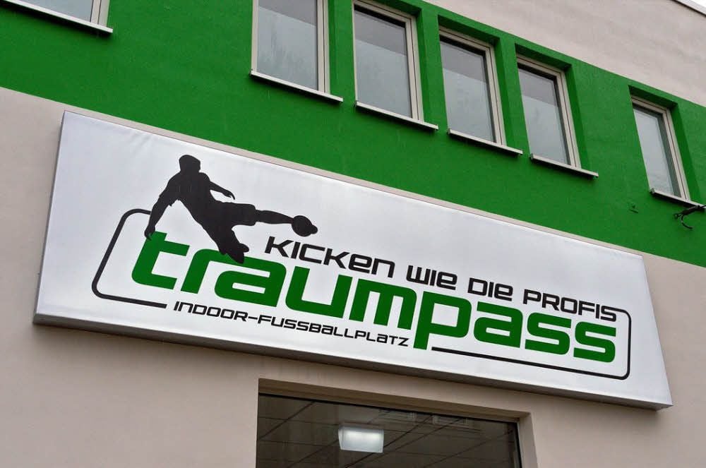 Der Indoor-Fußballplatz Traumpass kann ab sofort gebucht werden.