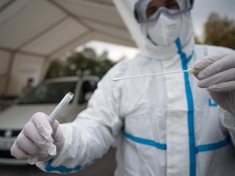 Deutschland erreicht mit mehr als 11.000 Neuinfizierten einen Corona-Höchstwert. Foto: Sebastian Gollnow/dpa