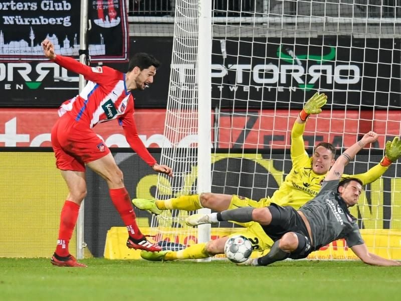 Sicherte Heidenheim mit zwei Toren einen Punkt gegen Nürnberg: Tim Kleindienst (l). Foto: Tom Weller/dpa