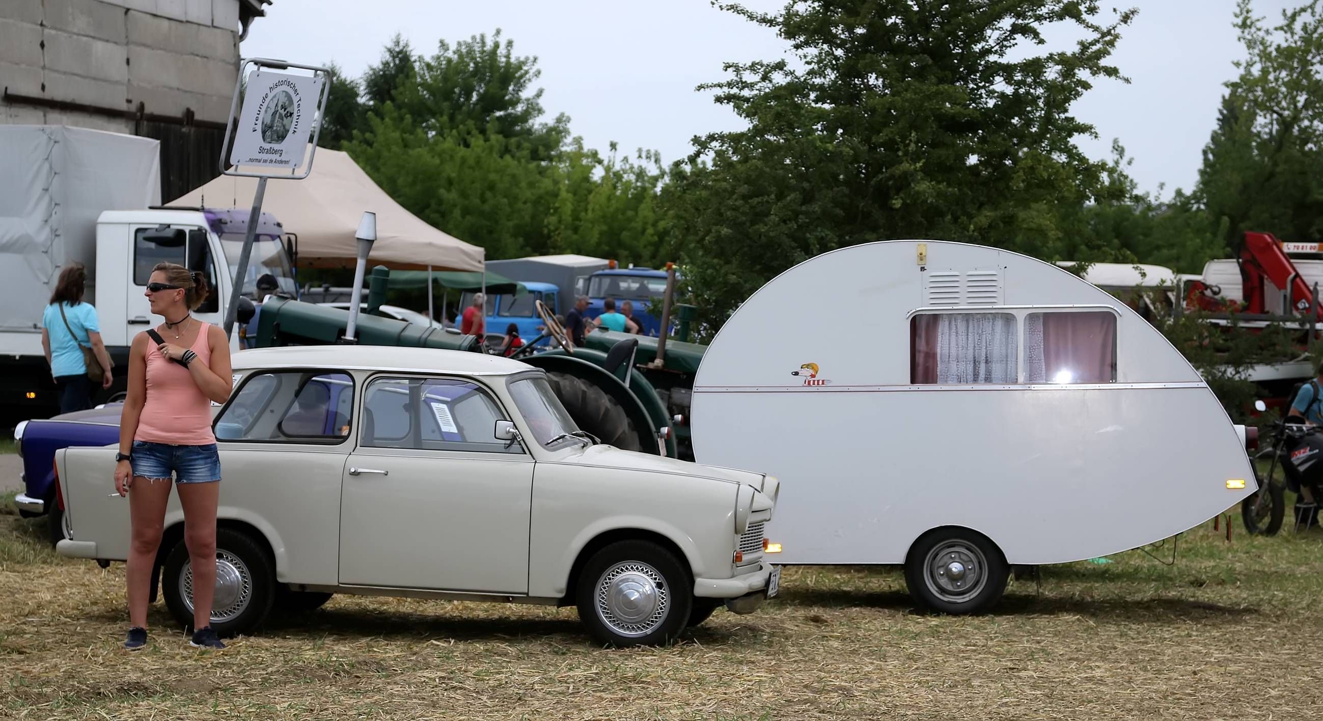 Ostalgie beim Schleppertreffen: Trabant und der Wohnwagen "Würdig 300".