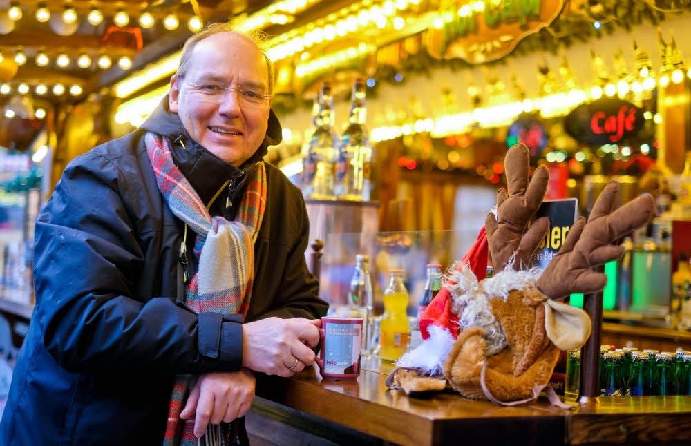 Für Glühwein auf dem Weihnachtsmarkt hat Hartmut Reszel kaum Zeit: In 43 „Fuchs“-Revuen stand er als Weihnachtsmann und Elch auf der Bühne.