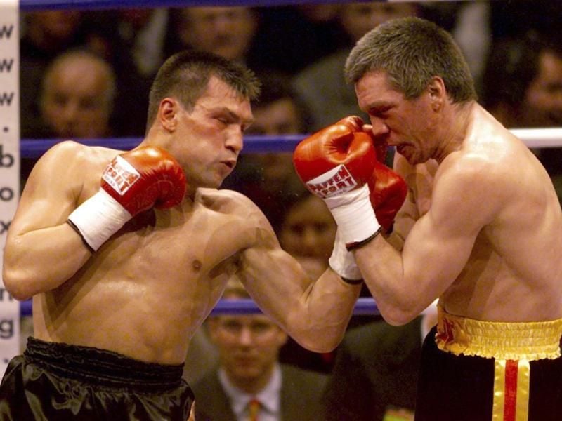 Dariusz Michalczewski (l) boxt im Juni 2000 in Hannover gegen Graciano Rocchigiani. Foto: Rainer Jensen