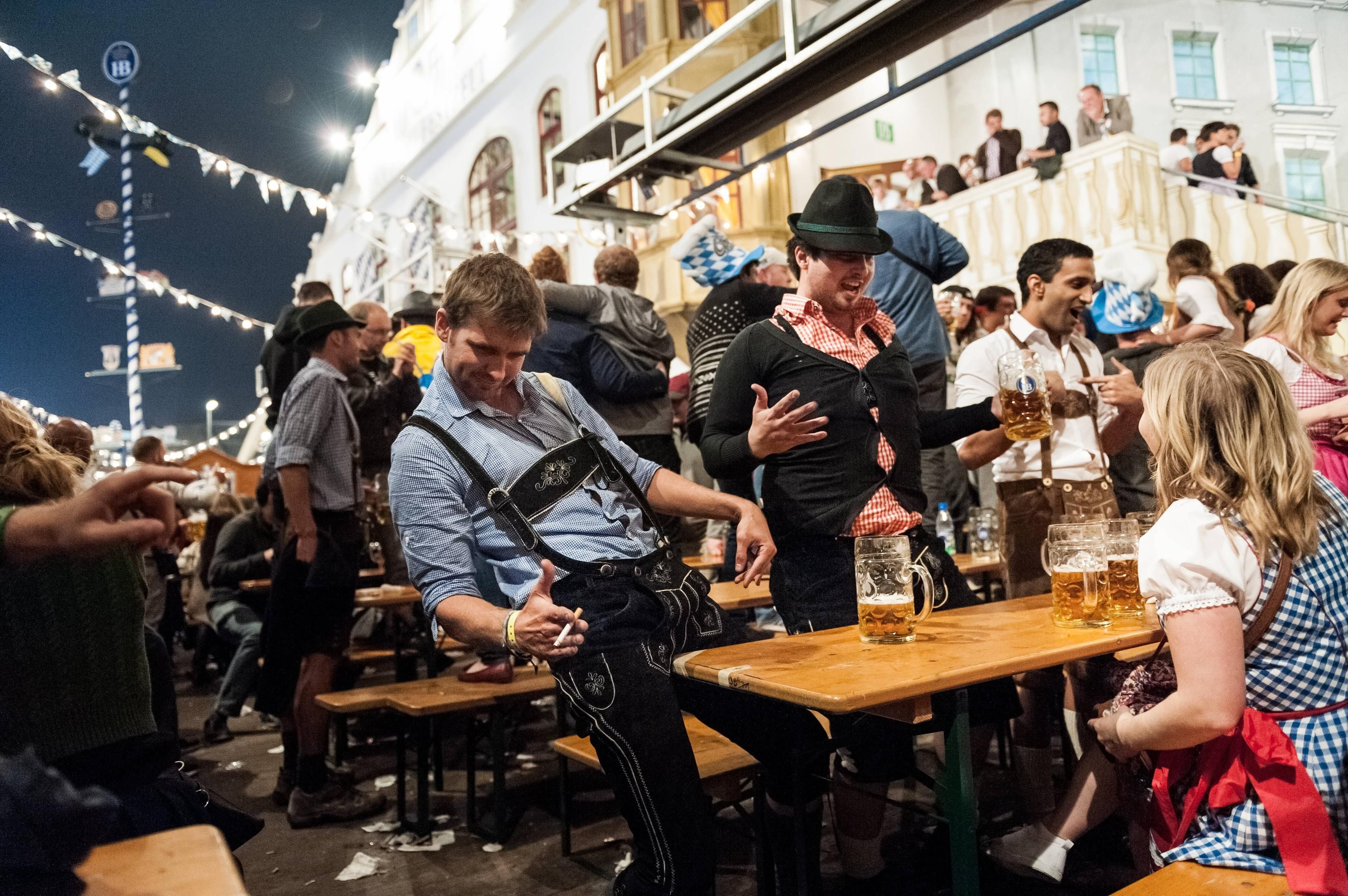 Alkohol, schnelle Fahrgeschäfte, Massen-Ekstase, erotische Avancen: Die Wiesn ist grundsätzlich ein „rauschhaftes, dionysisches Fest“.