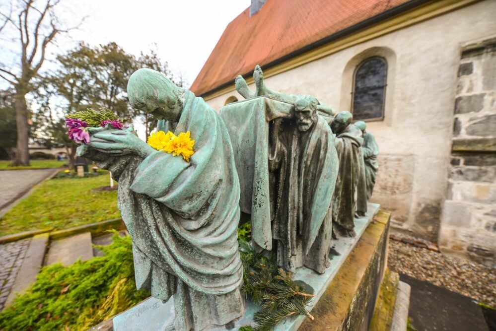 Das Bronzedenkmal vor der Kapelle auf dem Merseburger Stadtfriedhof zeigt die Grablegung Christi.