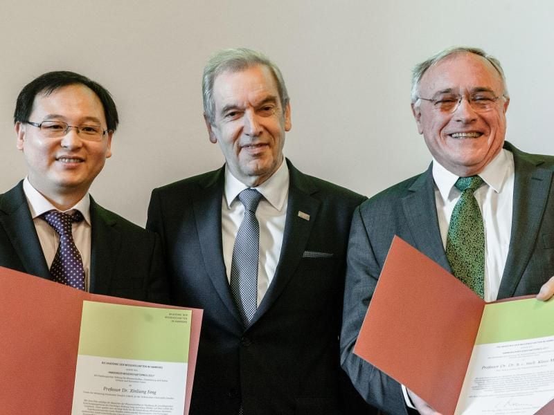 Edwin Kreuzer (M), mit Xinliang Feng (l) und Klaus Müllen (r). Foto: Markus Scholz/Archiv