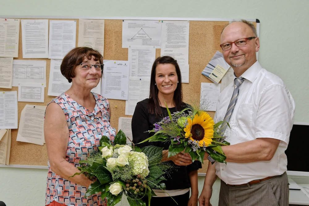 Thomas Redlich vom Landesschulamt überreichte Karin Hollneck (li.) und Antje Füge Blumen - der einen zum Abschied, der anderen zur Begrüßung.