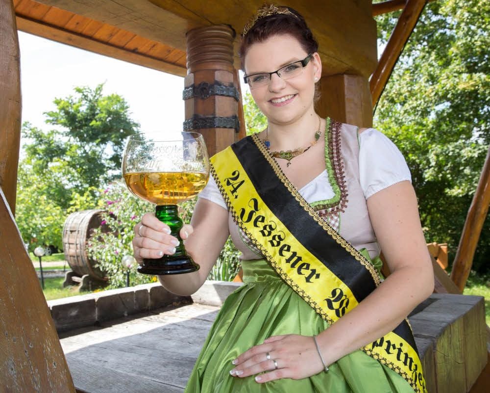 Jessens 24. Weinprinzessin Maike Richter auf der historischen Presse am Weingut Hanke