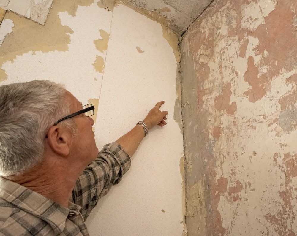 Klaus Grychtol zeigt Risse in seinem Haus.
