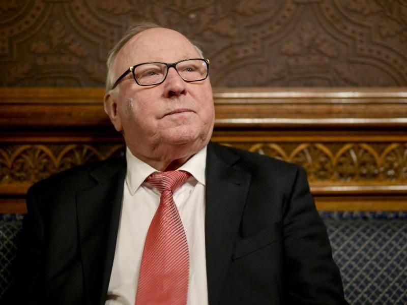 Muss sich derzeit im Krankenhaus behandeln lassen: HSV-Idol Uwe Seeler. Foto: Axel Heimken/dpa