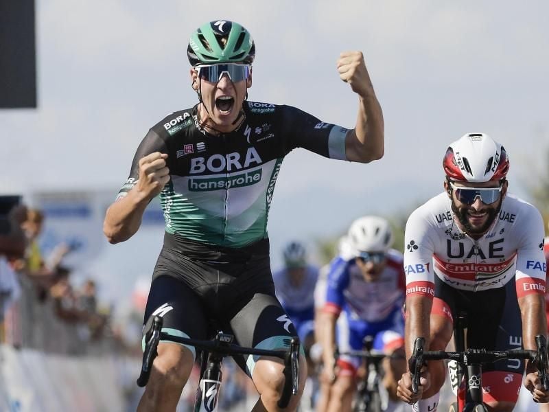Pascal Ackermann aus Deutschland überquert die Ziellilnie und feiert den Gewinn der ersten Etappe bei Tirreno-Adriatico. Foto: Marco Alpozzi/LaPresse via AP/dpa