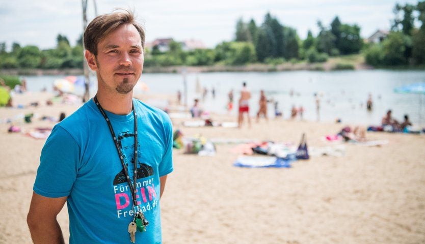 Eigentümer Matthias Nobel öffnet die Tore zum Freibad Heidesee in Halle.