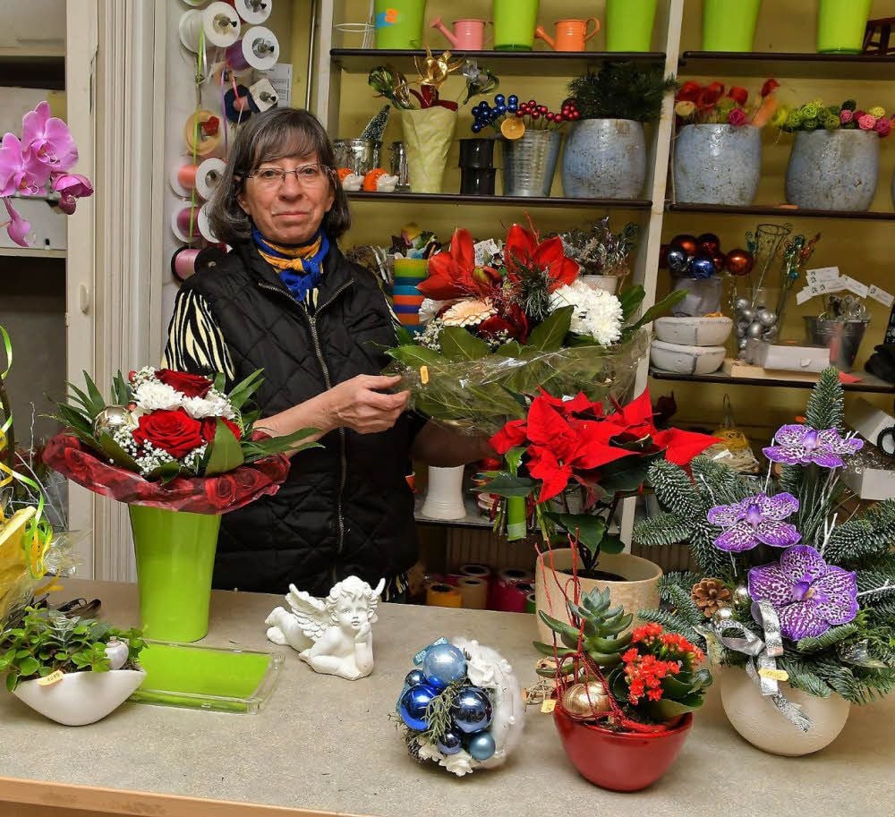 „Blumen-Witte“ im Dessauer Hauptbahnhof hat auch über Weihnachten geöffnet. Floristin Renate Keller bereitet Sträuße und Gestecke vor.