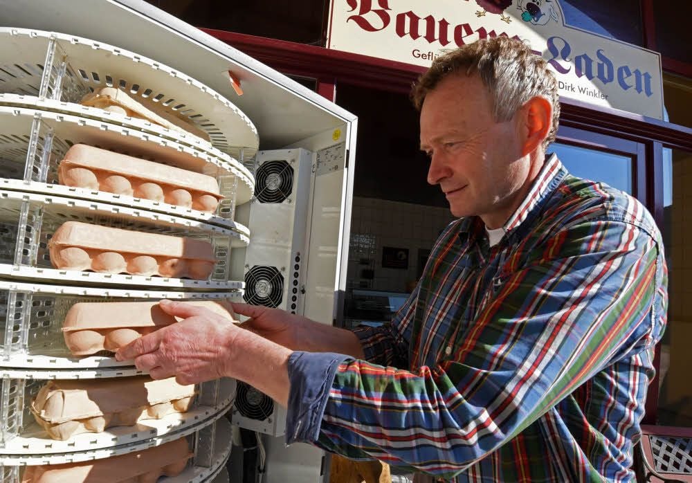 Landwirt Dirk Winkler bestückt in Mehringen stündlich den Eier-Automaten.