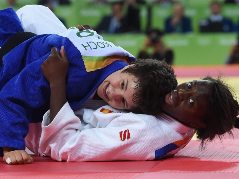 Laura Vargas Koch (blau) hat sich das Kreuzband gerissen. Foto: Facundo Arrizabalaga/EPA