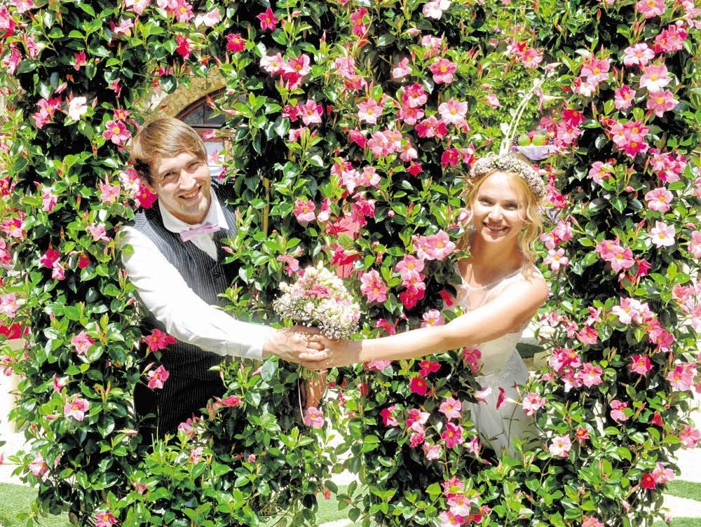 Romantisches Plätzchen nicht nur für Brautpaare: Im „Paradiesgarten“ in der Neuen Residenz halten Christian und Christiane Brendel Händchen.