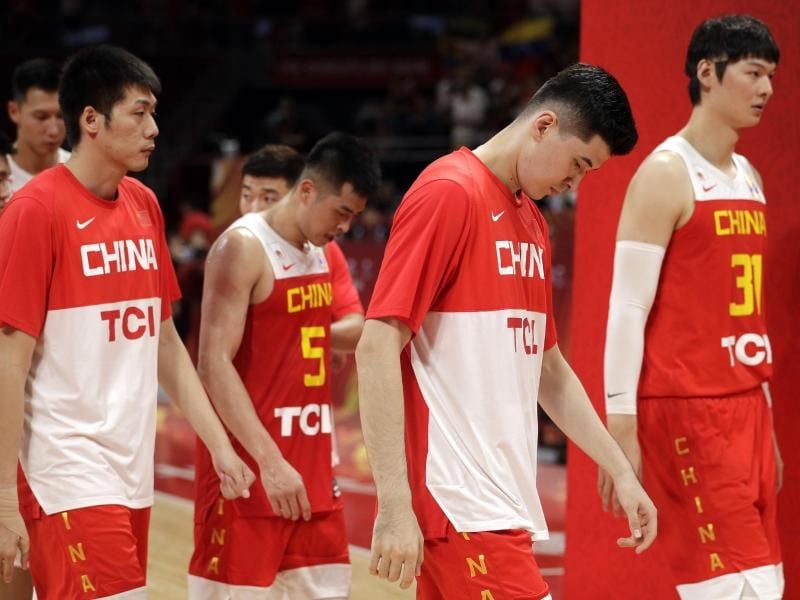 Mit gesenkten Köpfen verlassen die chinesischen Spieler nach der Niederlage gegen Venezuela das Spielfeld. Foto: Mark Schiefelbein/AP