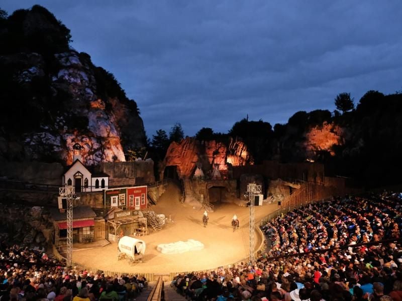 Während der Premiere von „Old Surehand” im Freilichttheater am Kalkberg. Foto: Marcus Brandt/Archiv