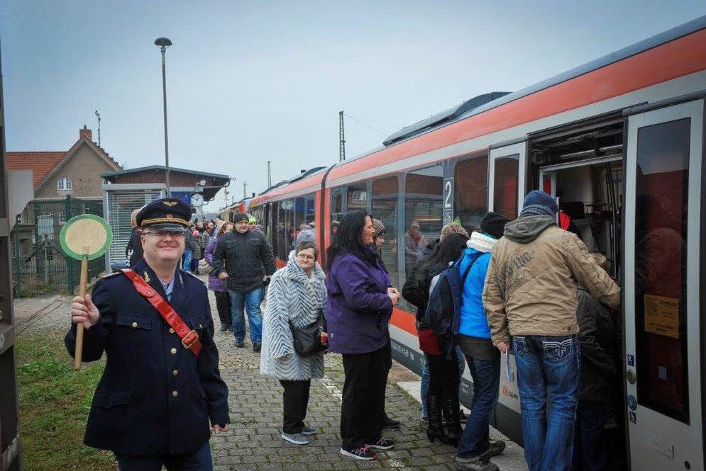 Die Akener Eisenbahnfreunde haben bereits viele Sonderfahrten organisiert. Hier ging es im Dezember 2014 los zu einer Adventsfahrt von Aken bis nach Quedlinburg im Harz.