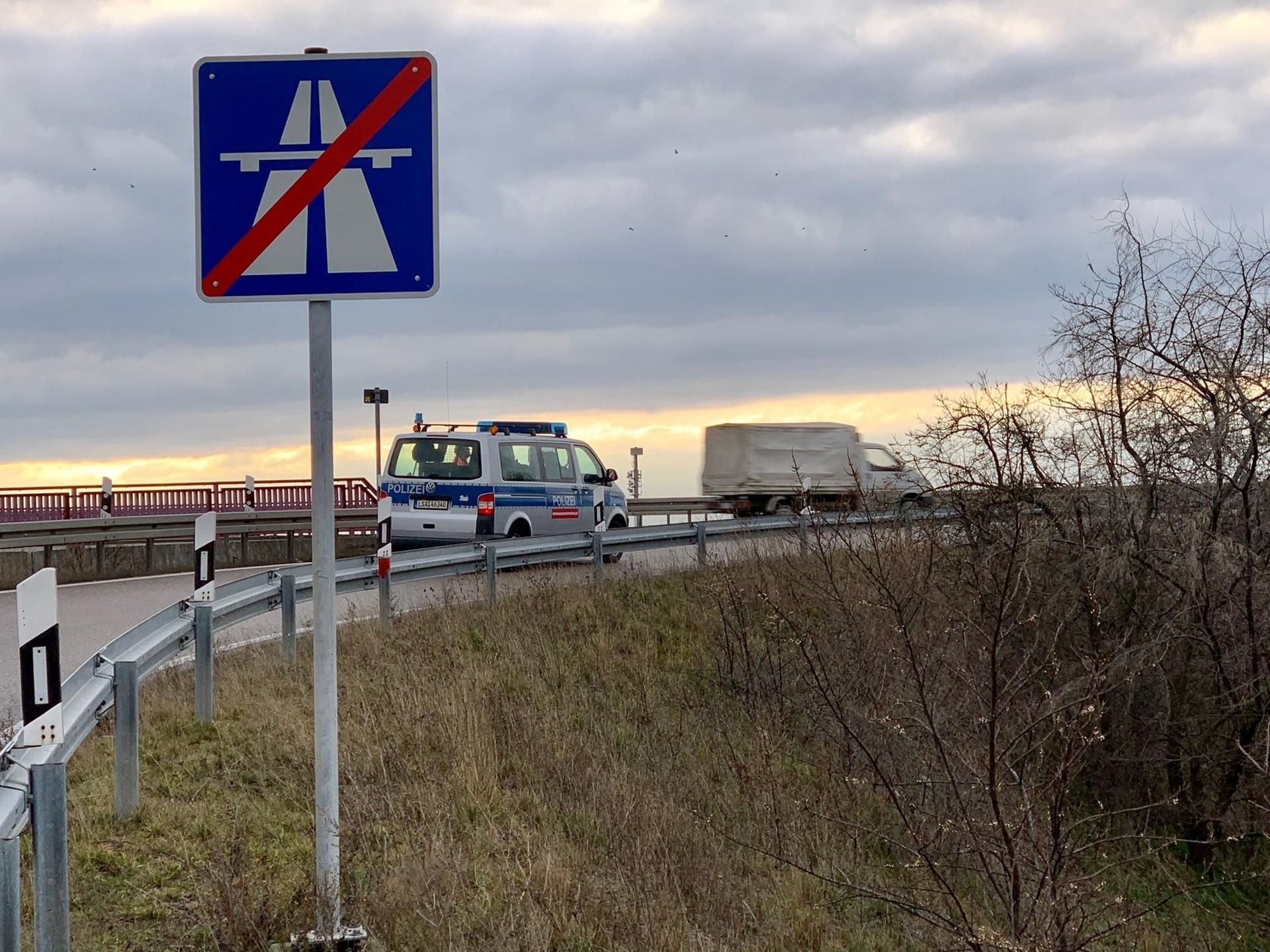 Nach der spektakulären Verfolgungsjagd von Mittwochabend durch den Saale- und Burgenlandkreis sowie Teile Sachsens, sichert die Polizei nun Spuren an der Auffahrt Halle an der A9.