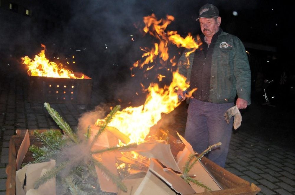 Axel Andreas entzündet am Sportplatz in Trebitz das Feuer ehe er die Bäume einzeln verbrennt.