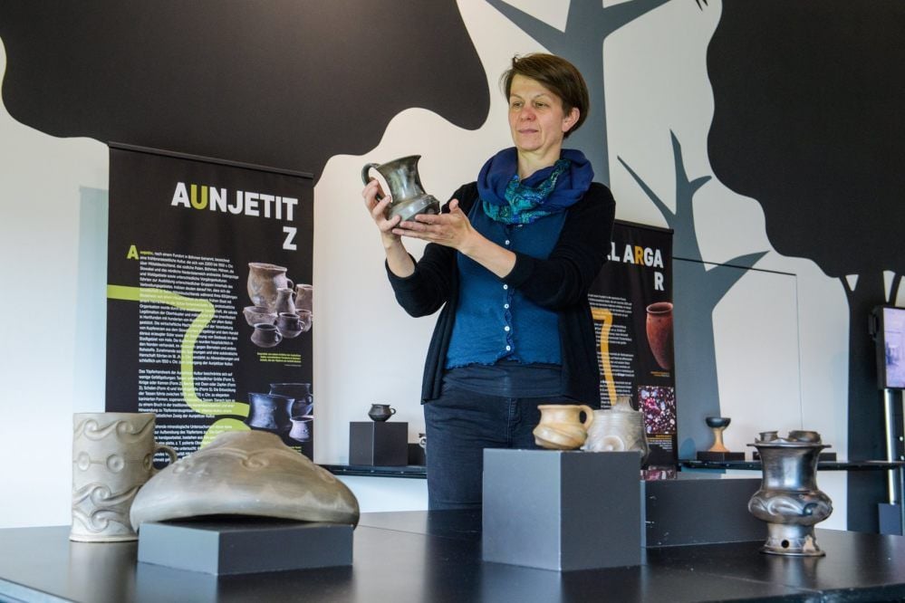 Die Arche Nebra hat wieder geöffnet: Annett Börner, Mitarbeiterin für Museumspädagogik, präsentiert Exponate der aktuellen Sonderausstellung.