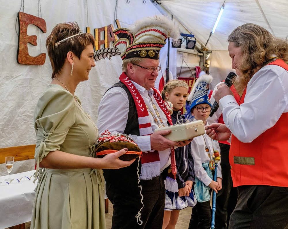Schlüssel und Ortskasse übergibt Enrico Schulze (rechts) an das frisch gekürte Kropstädter Prinzenpaar Denise I. und Olaf II., dahinter das Kinderprinzenpaar Laura I. und Michel I.