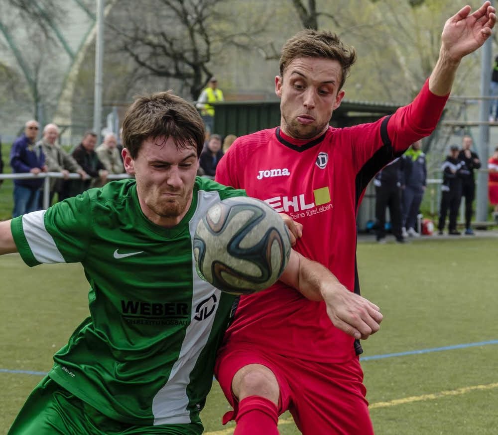 Der Piesteritzer Kapitän Florian Freihube (links) hat seine Sperre abgesessen. Die Verbandsliga-Fußballer des FC Grün-Weiß stehen am Freitag um 19 Uhr unter Flutlicht Gastgeber Blau-Weiß Dölau gegenüber.