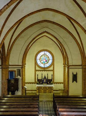 Blick in die Straacher Kirche mit dem Altarfenster