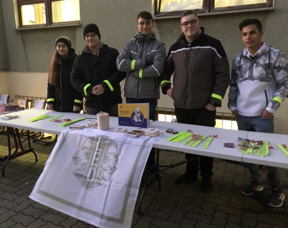 Jenny Ziehme, Christopher Pokorny, Dustin Oppermann, Martin Hoppe und Ali Zakheli sind Mitglieder im Leo-Club Hettstedt. In der Grundschule „Am Markt“ haben sie an Schüler die reflektierenden Bänder verteilt.