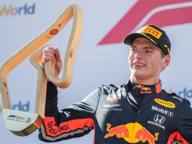 Red-Bull-Pilot Max Verstappen bejubelt seinen Sieg auf dem Kurs in Österreich. Foto: Georg Hochmuth/APA