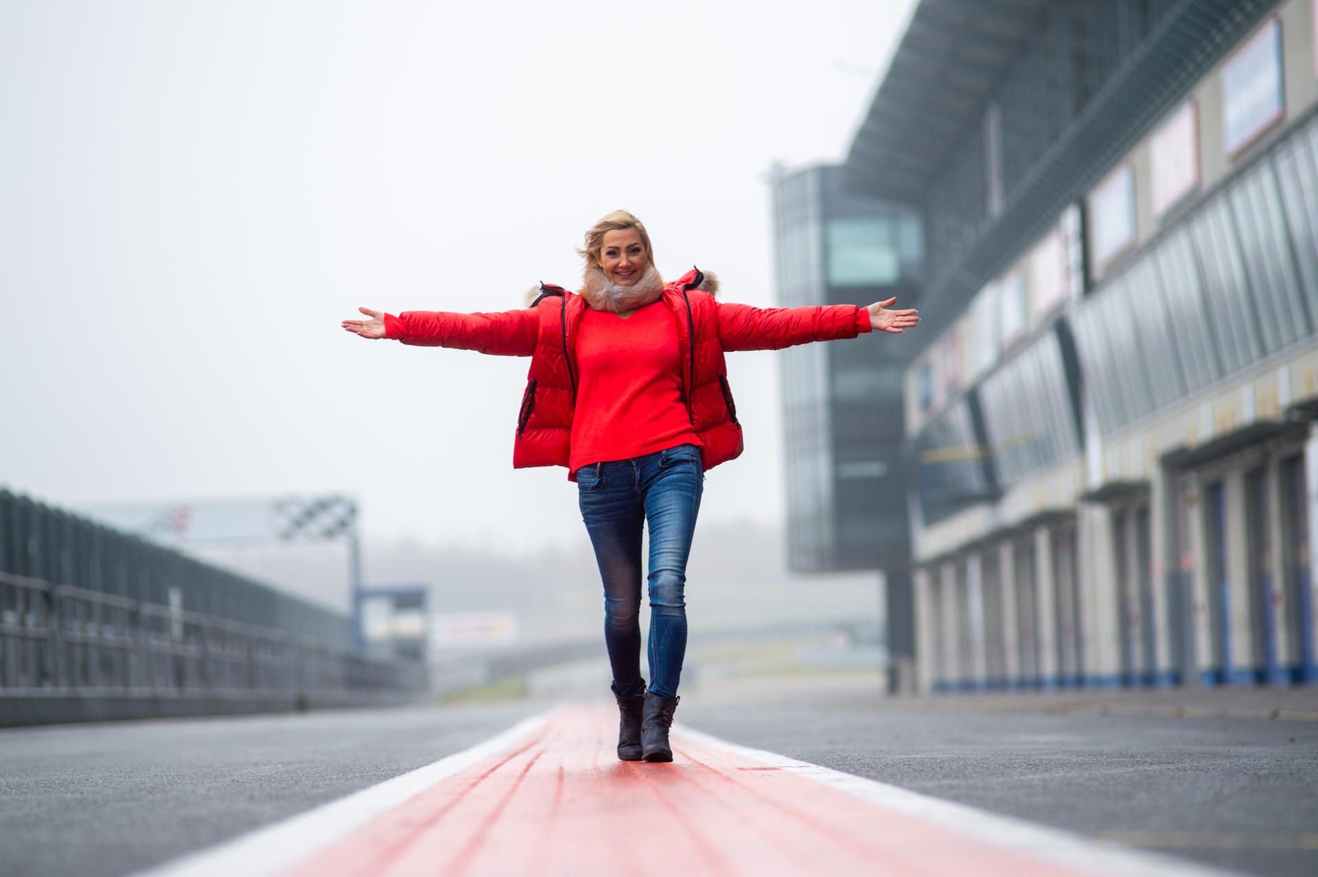 Die Sängerin Tanja Lasch auf dem Gelände der Motorsport Arena Oschersleben.