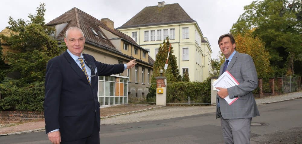 Die Merseburger Sozial-Konzept-Invest GmbH hat das Hohenmölsener Krankenhaus gekauft. Vorstandsvorsitzender Udo Unbehaun (li.) und Peter Zur von der Geschäftsleitung haben den Plan, hier in zwei Jahren ein Gesundheitshotel zu eröffnen.