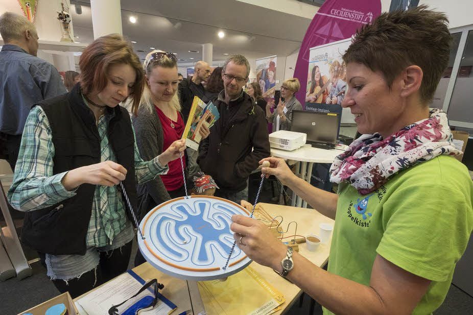 Sabine Brennecke von der Kita „Rappelkiste“ in der Diakonie Elbingerode zeigt Yasmin Behrens (l.), wie man spielend Teamarbeit lernt.