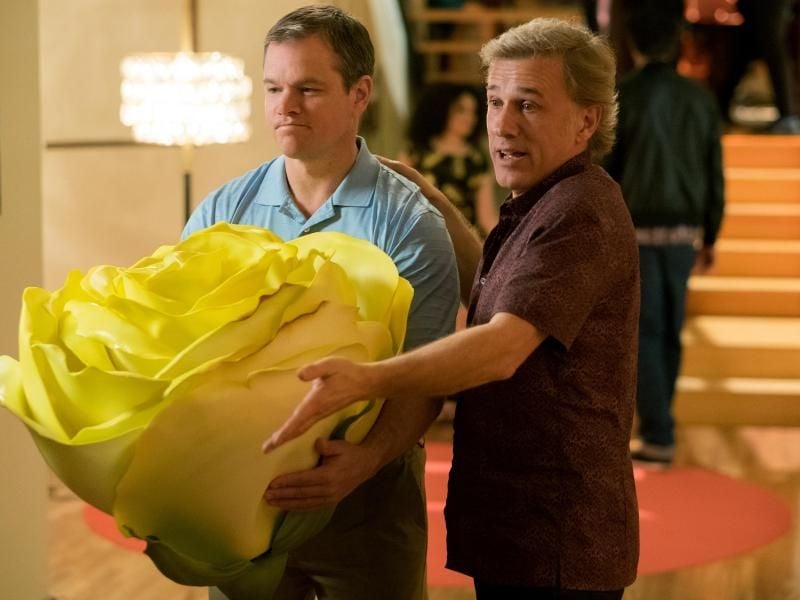 Matt Damon (l) als Paul und Christoph Waltz als Dusan in einer Szene des Films "Downsizing". Foto: George Kraychyk/Paramount Pictures/Sat.1/dpa