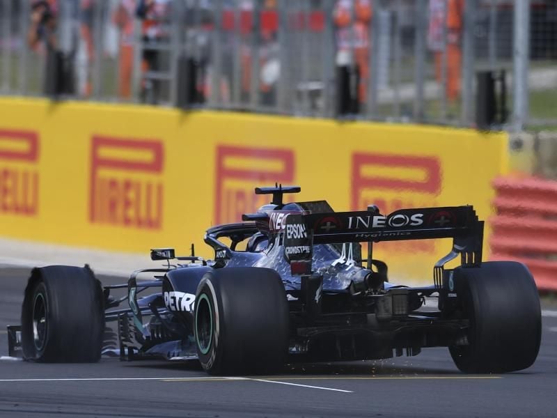 Auch bei Formel-1-Weltmeister Lewis Hamilton war ein Reifen geplatzt. Foto: Ben Stansall/Pool AFP/AP/dpa