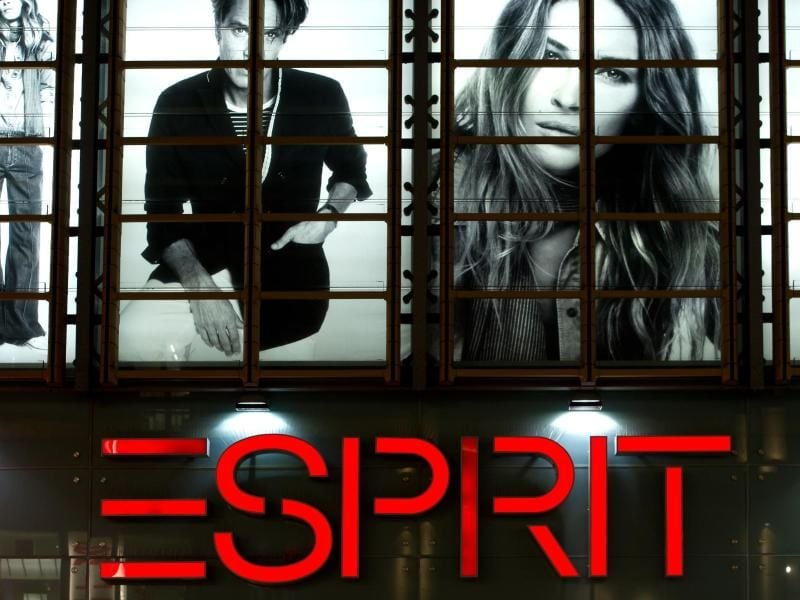 Das Logo der Modekette Esprit an einer Filiale. Mehrere deutsche Tochtergesellschaften des unter der Corona-Krise leidenden Modekonzerns Esprit sind zahlungsunfähig. Foto: Sven Hoppe/dpa