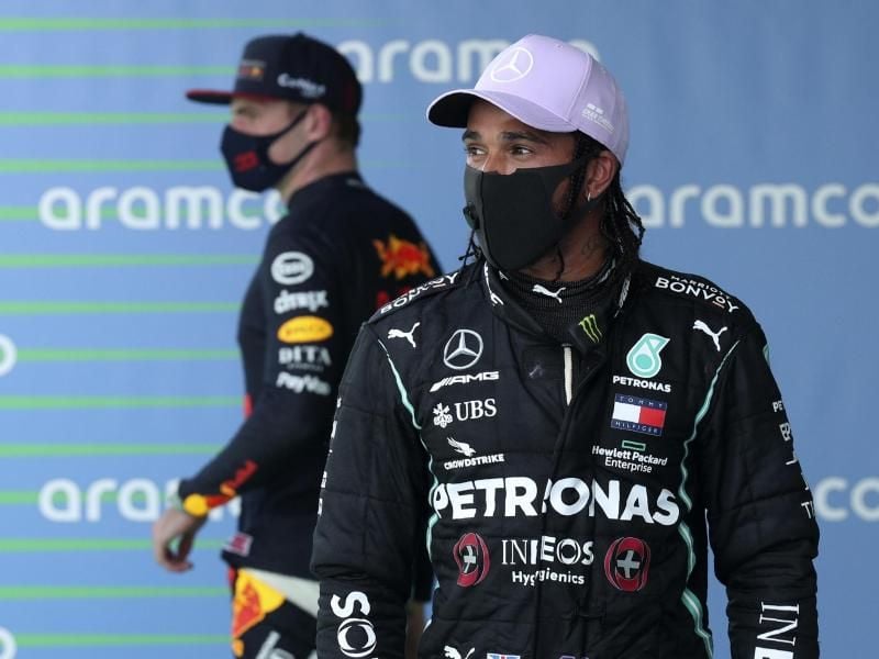 Auf der Jagd nach der Pole in Spa: Mercedes-Pilot Lewis Hamilton (r) und Red-Bull-Fahrer Max Verstappen. Foto: Albert Gea/Pool Reuters/AP/dpa