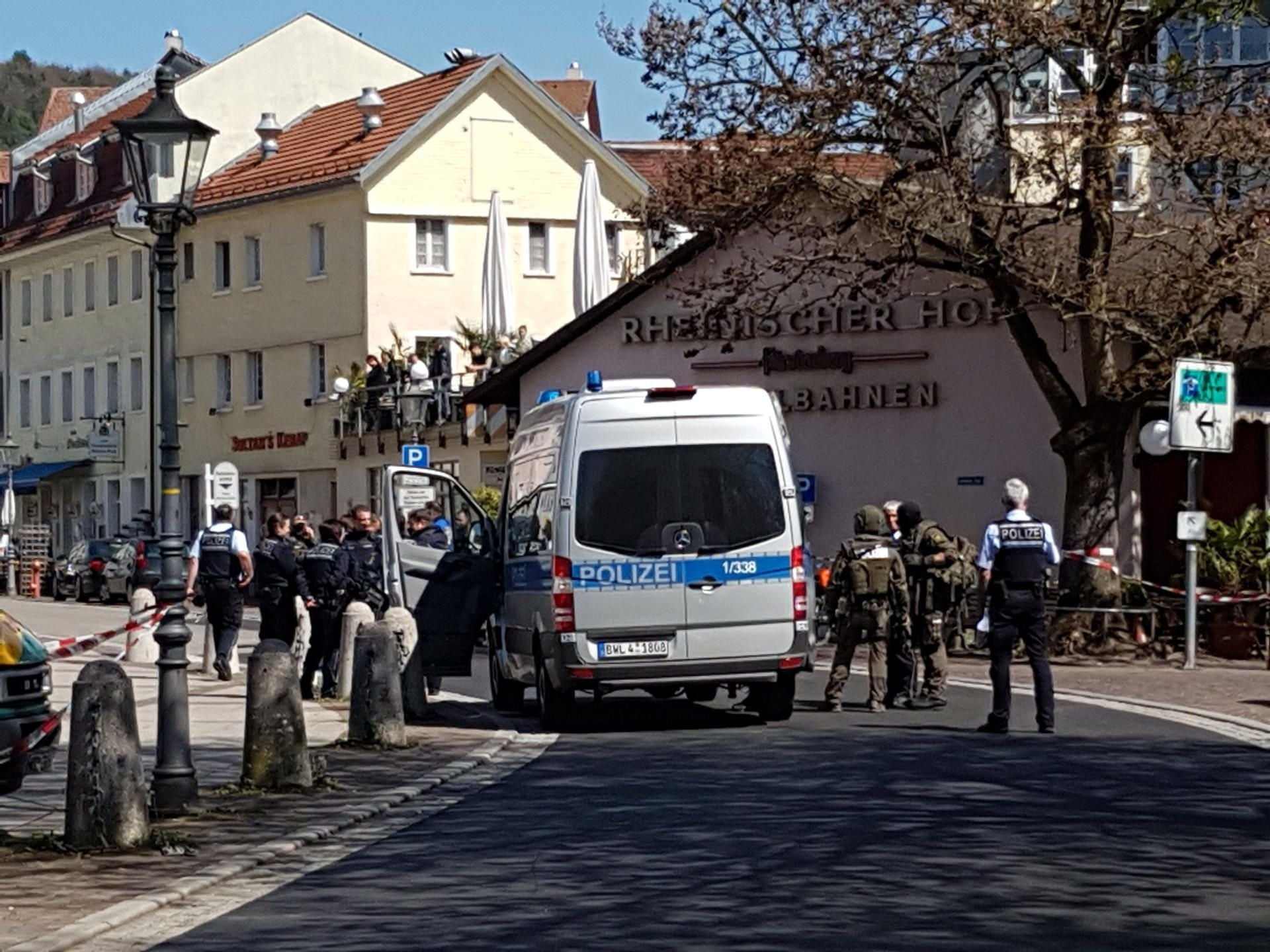 Ein bewaffneter Mann hatte am 21.04.2017 in Waldshut (Baden-Württemberg) eine Bank überfallen, wurde aber anschließend festgenommen.