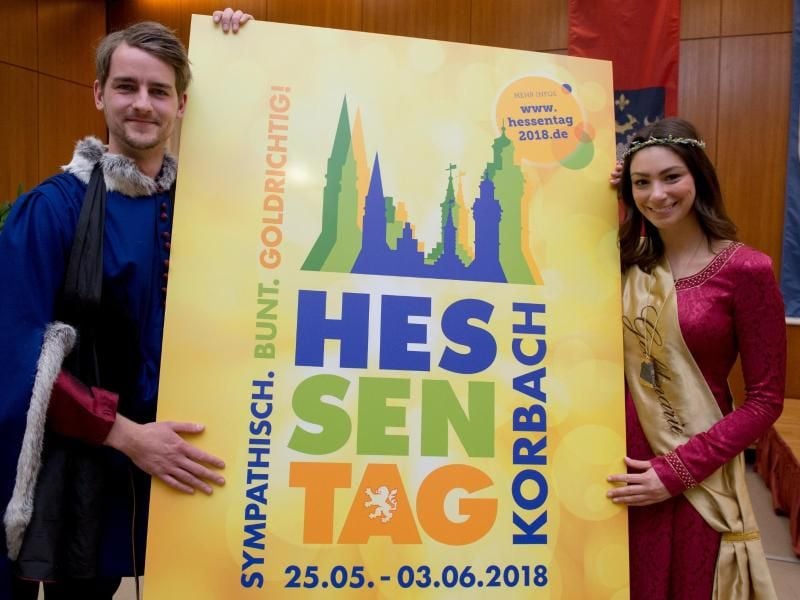Das Hessentagspaar Lukas Goos und Lisa-Marie Fritzsche hält das Logo für den Hessentag 2018 in den Händen. Foto: Swen Pförtner/Archiv