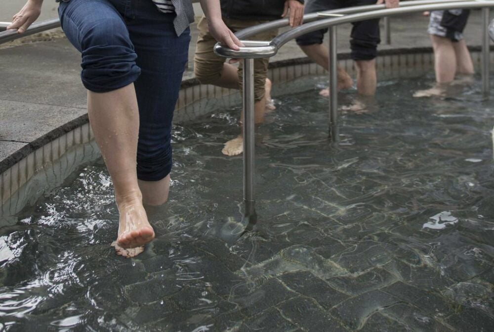 Kneipp-Kuren im Wasser sind typisch für die Behandlung.
