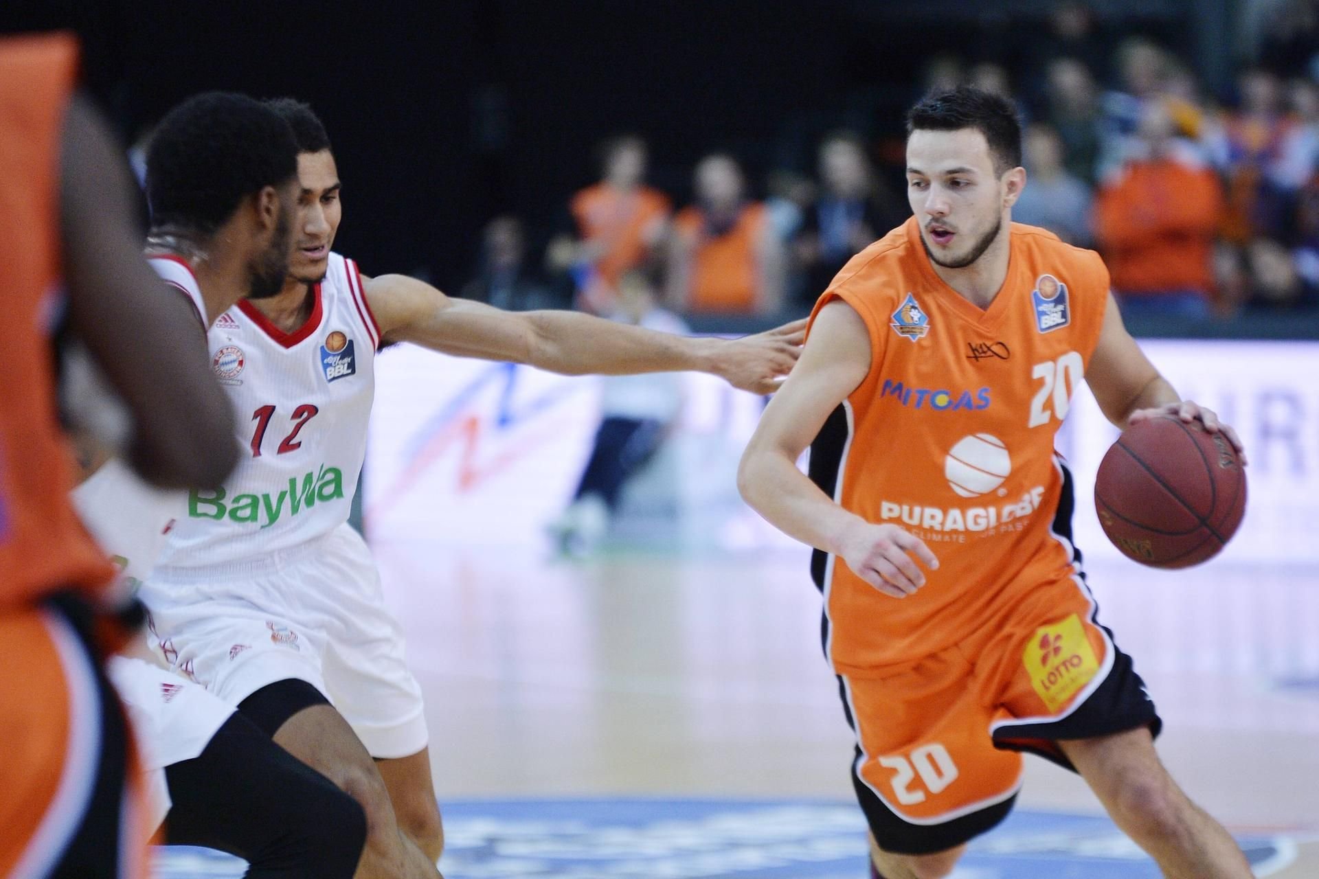 1. Basketball-Bundesliga, easy credit BBL, 6. Spieltag Mitteldeutscher BC - FC Bayern München (18.11.2018) Jovan Novak (MBC/re.) gegen Devin Booker (li.) und Maodo Lo (2.v.l.) (beide Bayern).