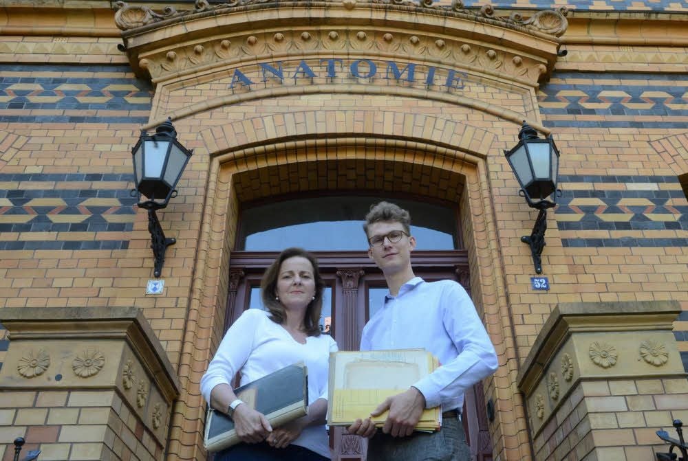 Direktorin Heike Kielstein und Doktorand Frederik Winter